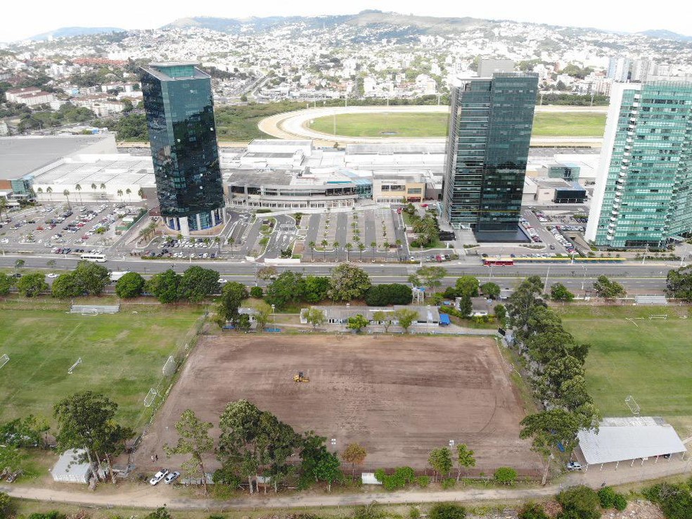 Grêmio inicia instalação de gramado sintético no CT do Cristal — Foto: Greenfield/Divulgação