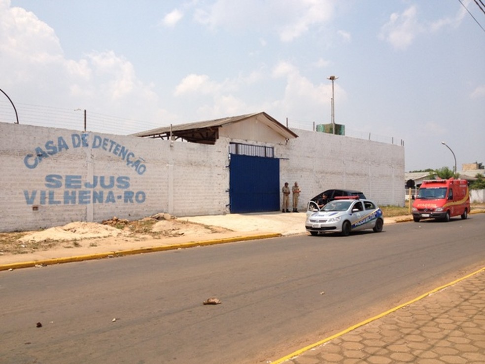 Casa de Detenção de Vilhena despeja esgoto no Rio Pires de Sá (Foto: Flávio Godoi/G1)