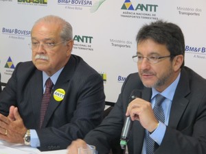O ministro dos Transportes, Cesar Borges, e Renato Mello, diretor da Odebrecht, comentam resultado do leilão (Foto: Darlan Alvarenga/G1)