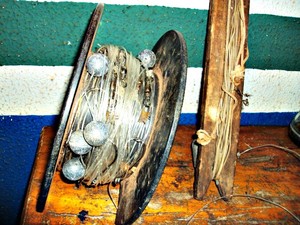 Polícia apreende 15 anzóis de galho em rio de Mundo Novo (MS) (Foto: Divulgação/PMA)