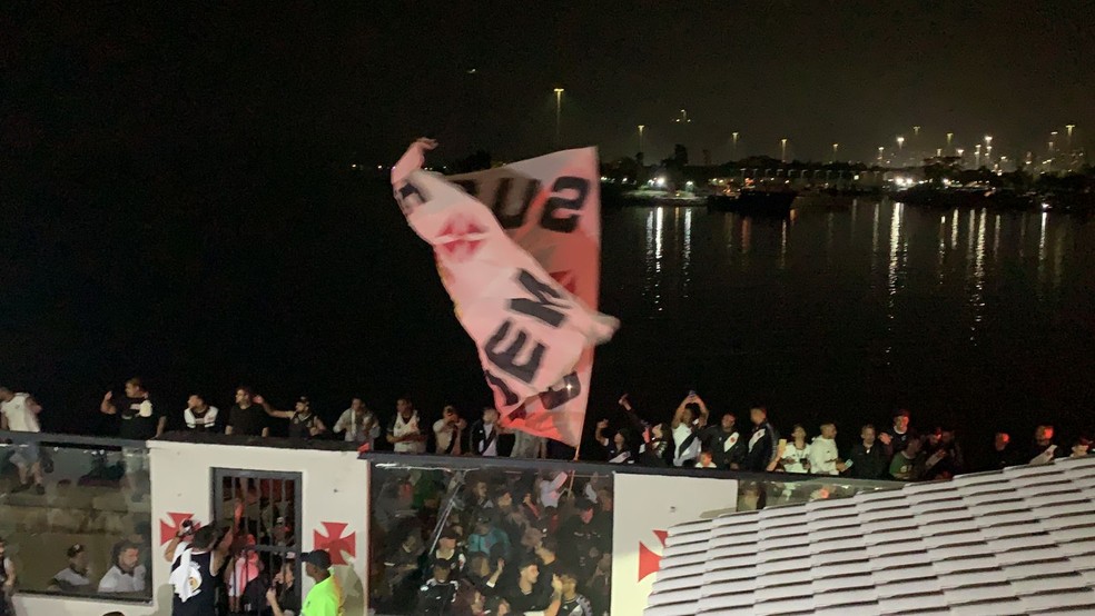 Torcida do Vasco ainda do lado de fora do Calabou�o � Foto: Marcelo Baltar /ge