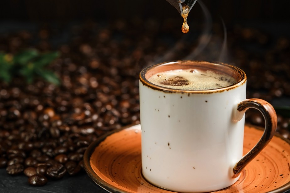 O café coado ou expresso é um excelente ingrediente para o preparo de bebidas e sobremesas