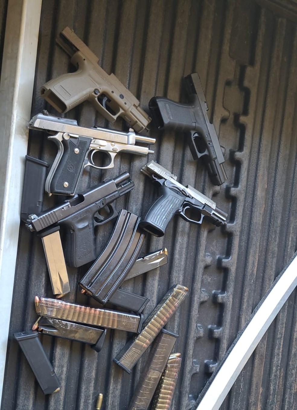 Armas foram encontradas em Joinville, no Norte catarinense — Foto: PRF/Divulgação