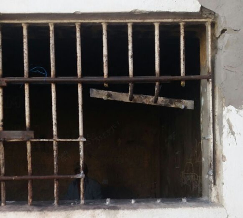 Grades foram serradas na madurada por presos (Foto: Delegado Jarbas Lima)