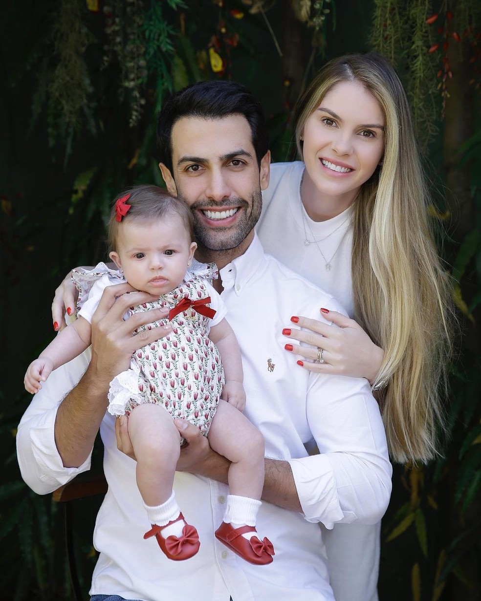 Brbara Evans, Gustavo e Ayla   Foto: Reproduo/Instagram