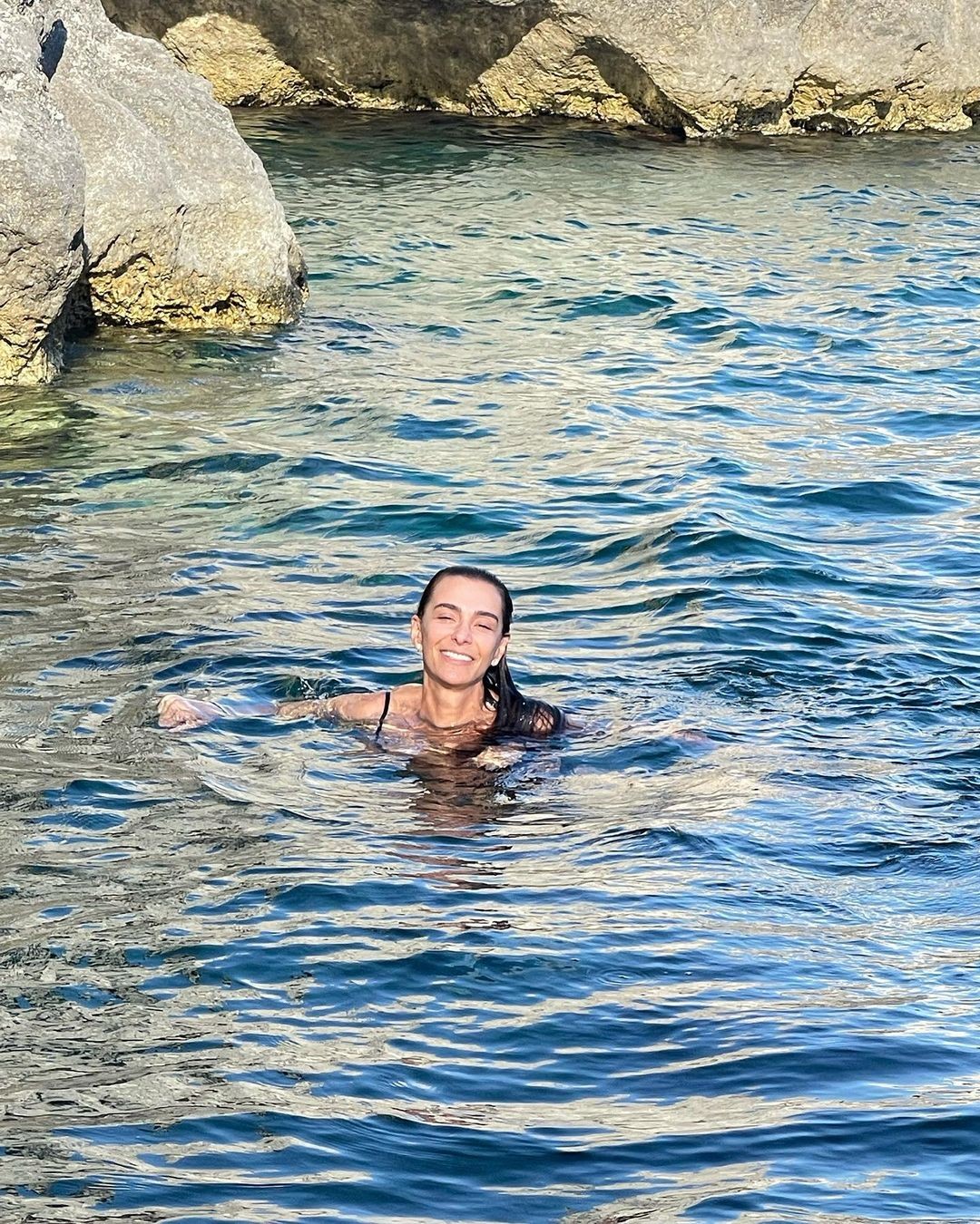 A atriz Mônica Martelli nada em Capri, na Itália (Foto: Reprodução Instagram)