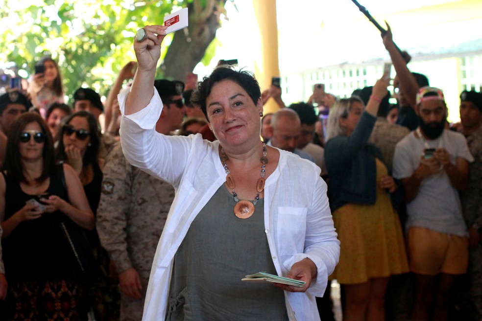 Beatriz Sánchez, candidata presidencial no Chile, vota no primeiro turno das eleições (Foto: Carlos Vera/ Reuters)