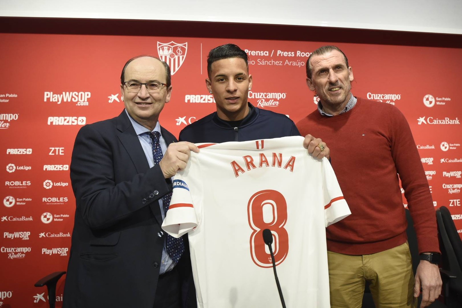 Guilherme Arana é apresentado no Sevilla e reverencia Roberto Carlos