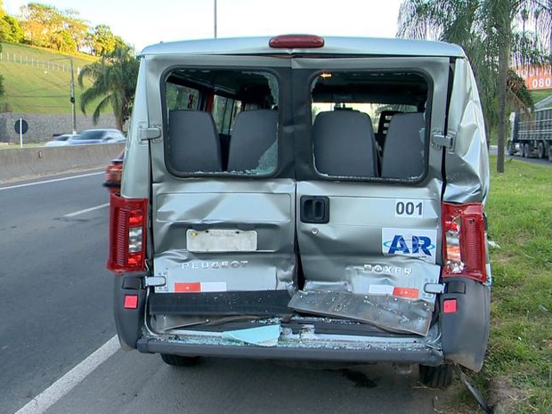 Van foi empurrada por 10 metros depois de colisão (Foto: Reprodução/ TV Gazeta)