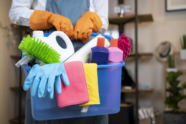 Woman holding cleaning products (Foto: Getty Images)