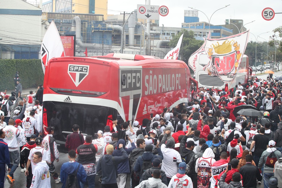 Torcida do São Paulo faz festa na saída do ônibus do CT — Foto: Alex Silva