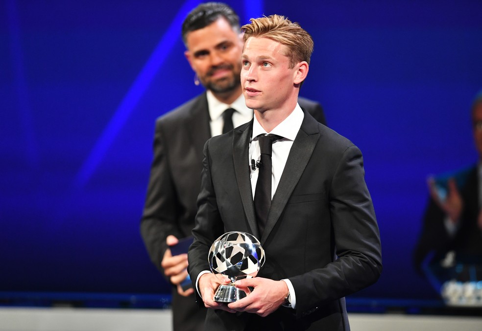 Jovem De Jong fica com troféu de melhor meio-campista — Foto: Getty Images