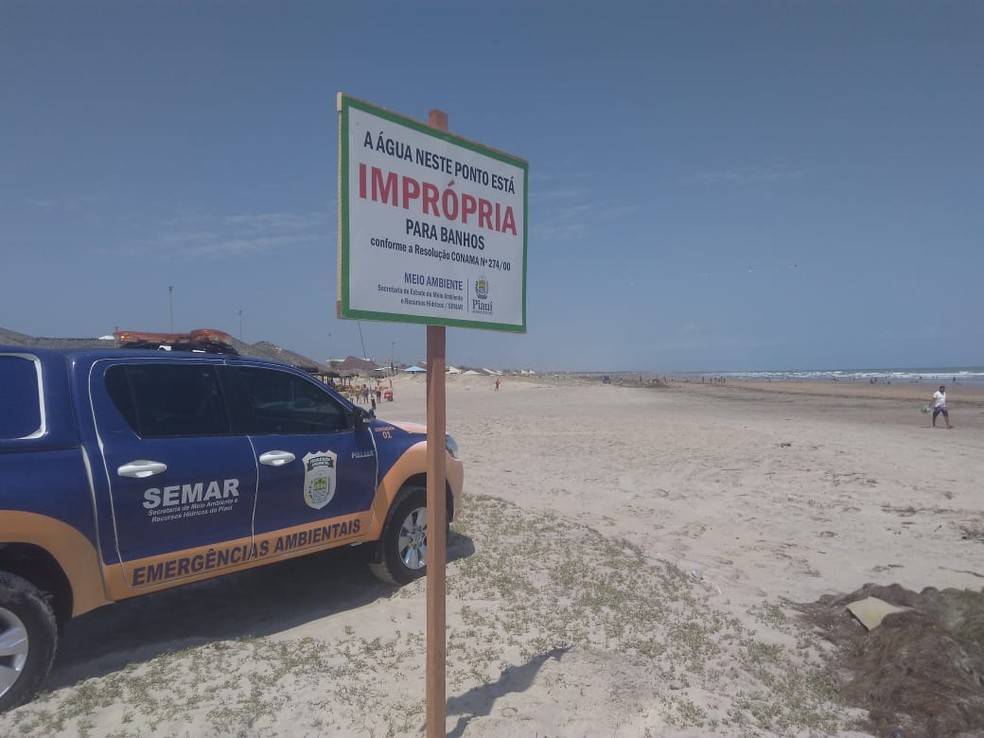 Semar instala placas de água imprópria para banho na Praia de Atalaia, em Luís Correia (PI) — Foto: Divulgação/Semar