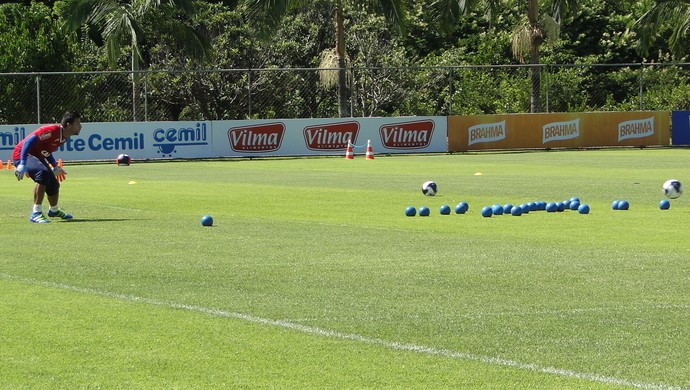 Treinamento dos goleiros do Cruzeiro simula falhas no gramado e desvios