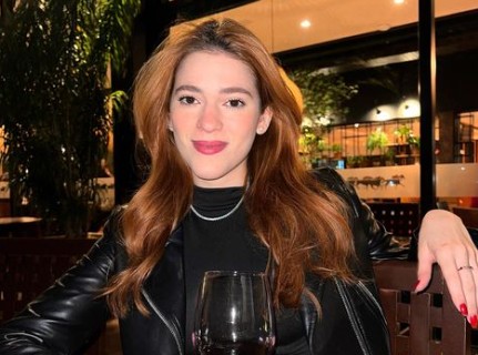 Ana Clara posa lindíssima tomando vinho (Foto: Instagram)