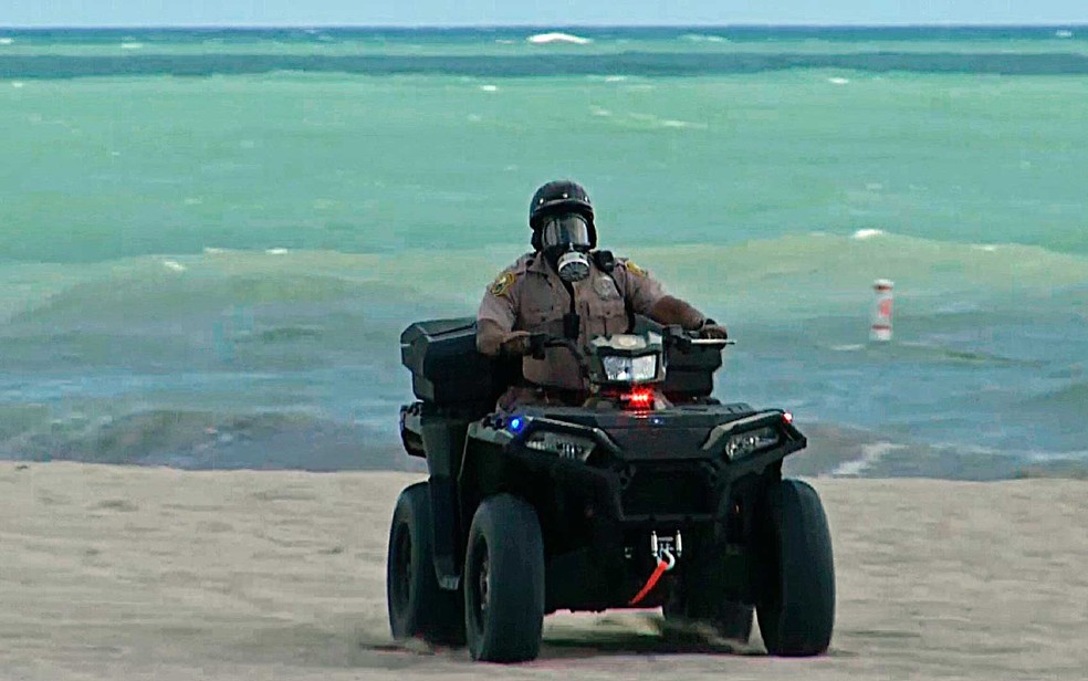 Policial de Miami usa máscara em Miami Beach, Flórida — Foto: Josh Replogle / AP
