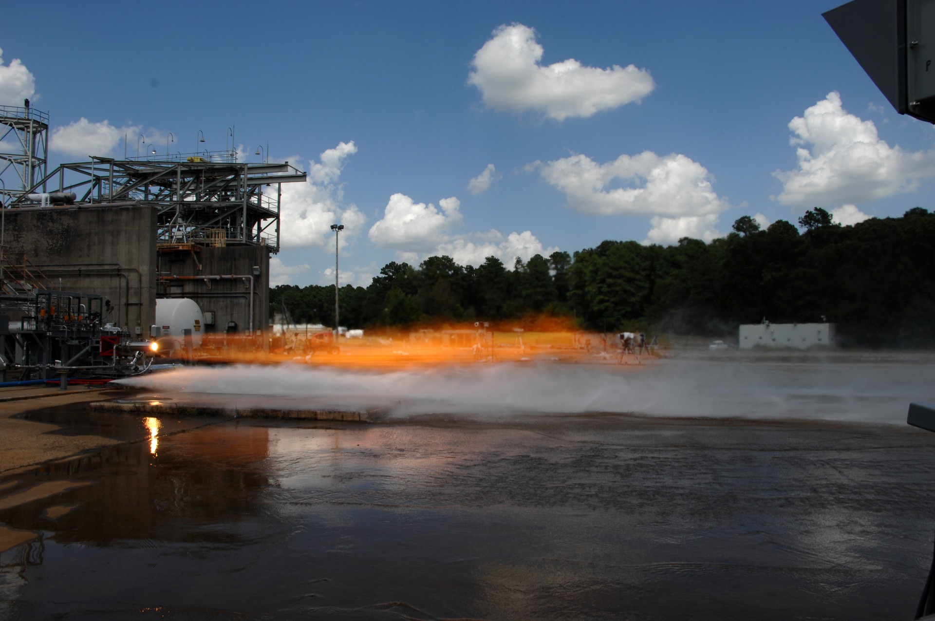 Injetores foram testados por cinco segundos: equipamentos produziram 9 toneladas de propulsor (Foto: NASA photo/David Olive)