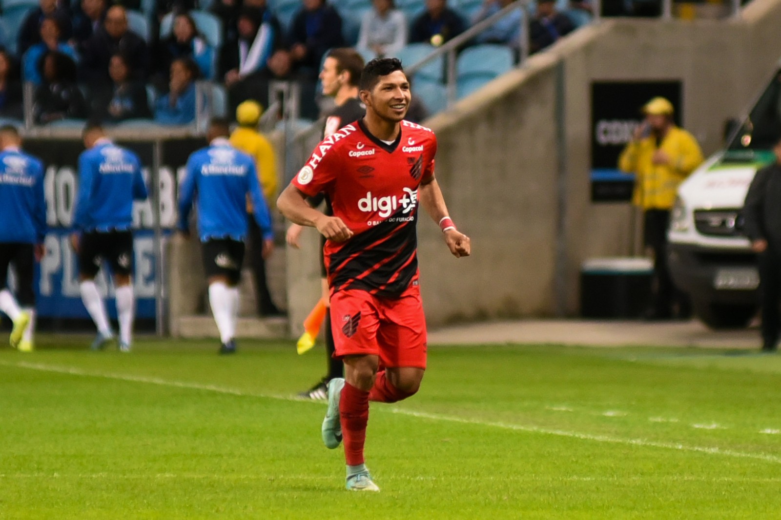 Palmeiras dá novo passo por Rony e apresenta condições para contratar atacante do Athletico