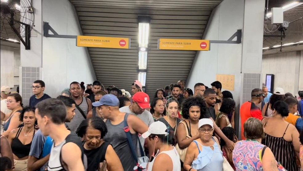 Passageiros se aglomeram em plataforma da Estação Estácio do metrô após deixarem a escada rolante; no local, é feita a transferência entre as linhas 1 e 2 fora dos dias úteis — Foto: João Vitor Costa / Agência O Globo
