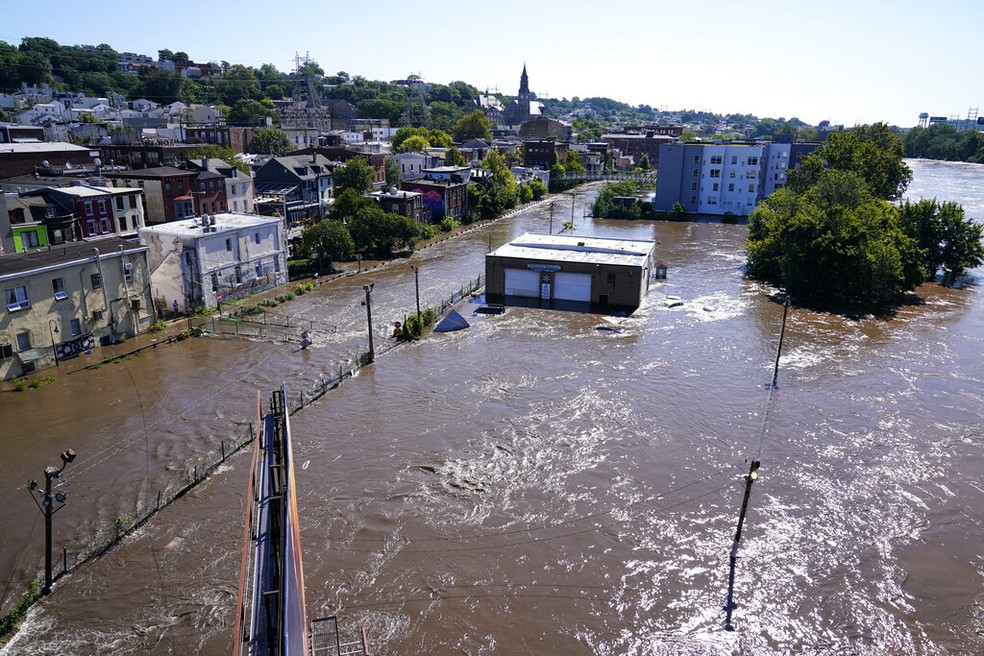  O rio Schuylkill ultrapassa sua margem na seção Manayunk da Filadélfia, quinta-feira, 2 de setembro de 2021, após chuvas torrenciais e ventos fortes causados ​​pelo furacão Ida que atingiu a área — Foto: Matt Rourke/AP