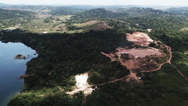 Vista aérea de mina ilegal de ouro perto de Altamira, no Pará. (Foto: REUTERS/Nacho Doce)