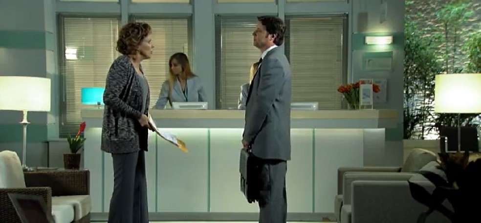 Eva (Ana Beatriz Nogueira) discute com oficial de justiça em 'A Vida da Gente' — Foto: Globo