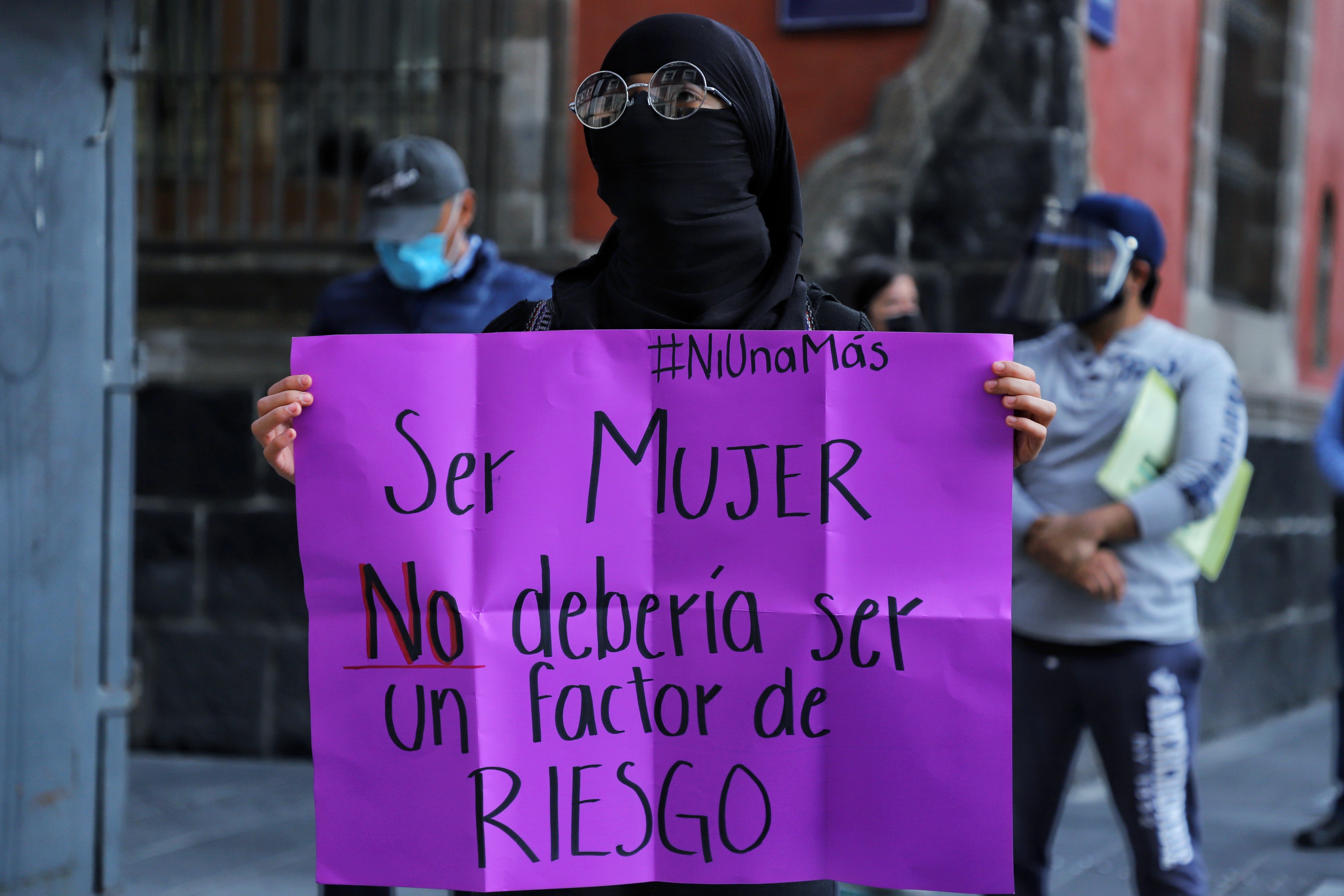 Mulher segura cartaz durante manifestação feminista e de parentes de vítimas de feminicídio no Palácio Nacional, na Cidade do México. 20/07/2020. (Foto: Foto: Getty Images)