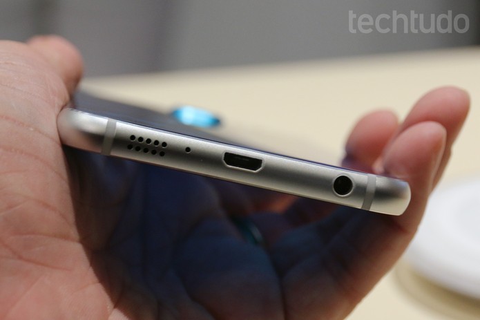 Foto do S6 de perto mostra visual semelhante ao do iPhone (Foto: Elson de Souza/TechTudo)