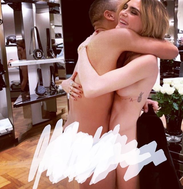 Cara Delevingne comemora o fim de uma sessão de fotos com abraço nu no designer Olivier Rousteing (Foto: Instagram)