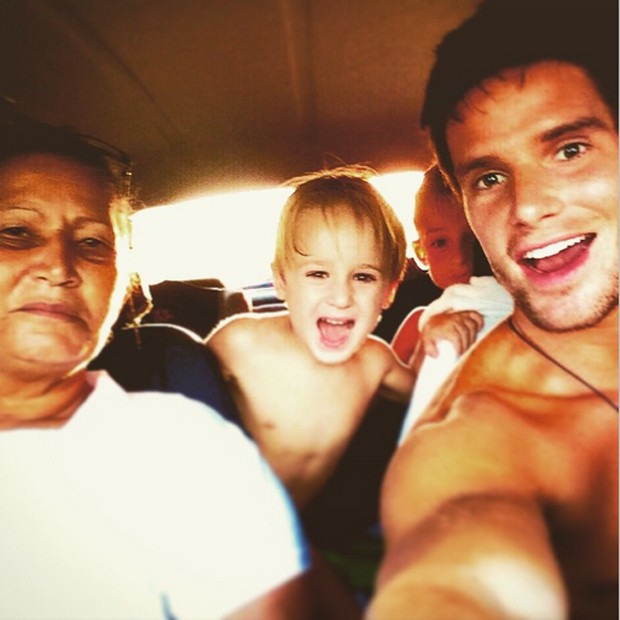 Jonatas Faro com o filho Guy (Foto: Reprodução/Instagram)