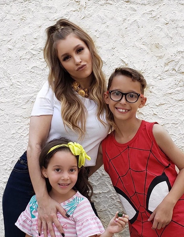 Carla Diaz com crianças em seu aniversário (Foto: Reprodução/Instagram)