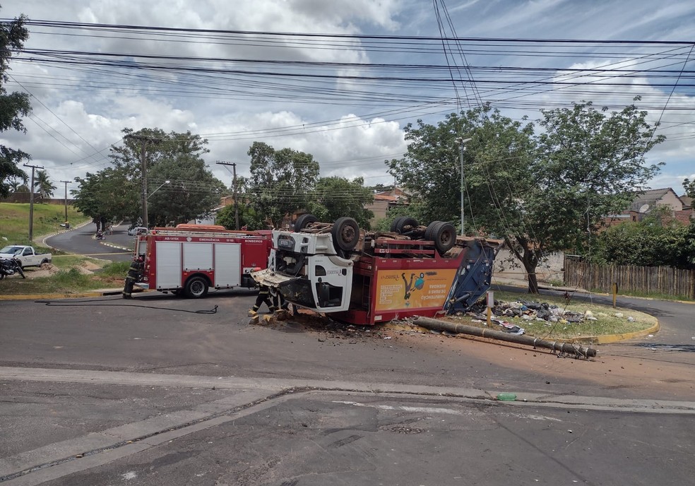 Caminhão da Prudenco tombou na Rua Abílio Nascimento com a Avenida Juscelino Kubitschek — Foto: Cedida