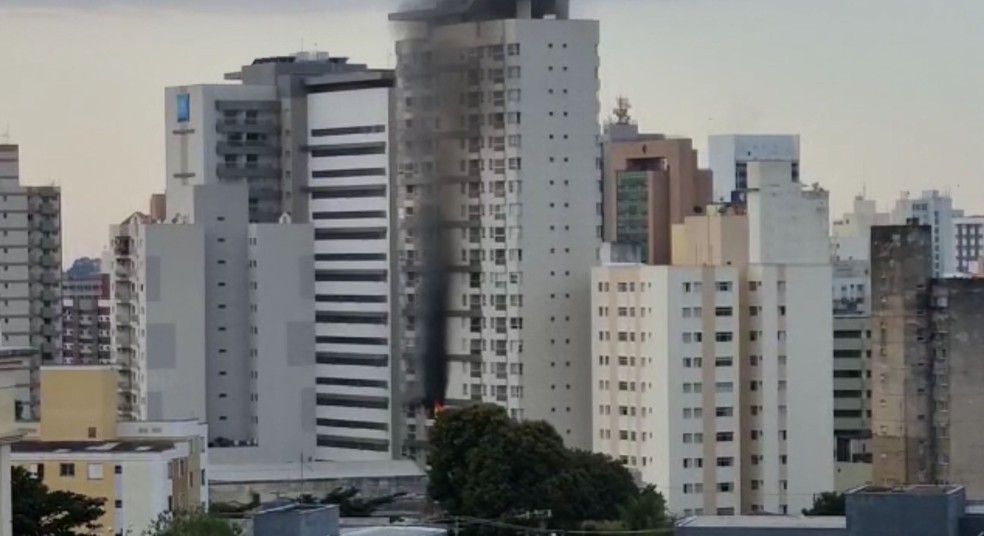 Fogo em apartamento mobiliza PM e bombeiros em Campinas — Foto: Allison de Oliveira