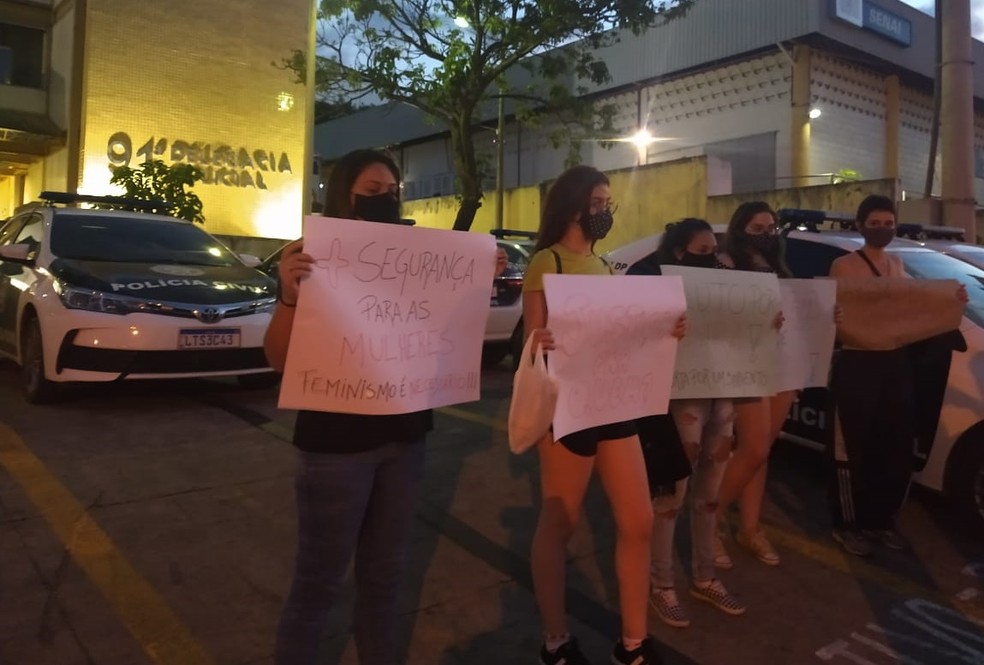 Mulheres fazem protesto em frente à delegacia de Valença — Foto: Giovani Rossini/TV Rio Sul