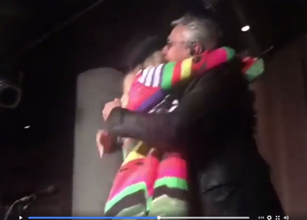 Madonna e Caetano Veloso se abraçam (Foto: Reprodução/Facebook)