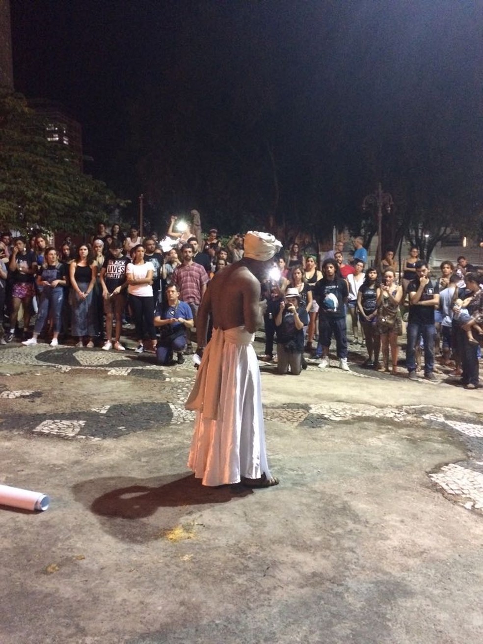 Jovem Vinícius Basílio fez apresentação e declamou letra de música de Elza Soares (Foto: André Souza/G1)