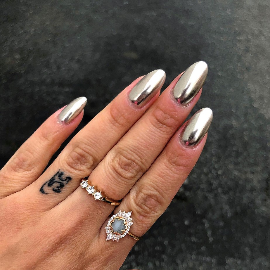 Unhas espelhadas: 14 versões da nail art do momento | Unhas | Glamour