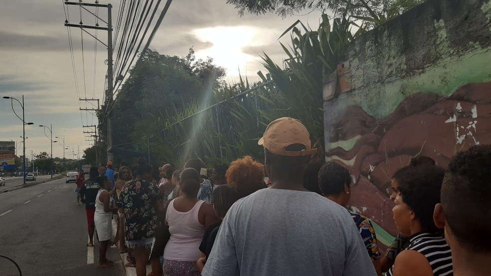 Filas ocorrerem na manhã desta terça-feira (21).  — Foto: Adriana Oliveira / TV Bahia