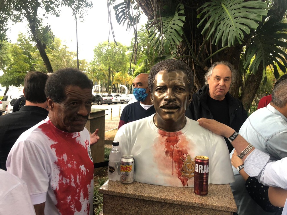 Ídolo do Corinthians, Zé Maria recebe recebe busto no Parque São Jorge