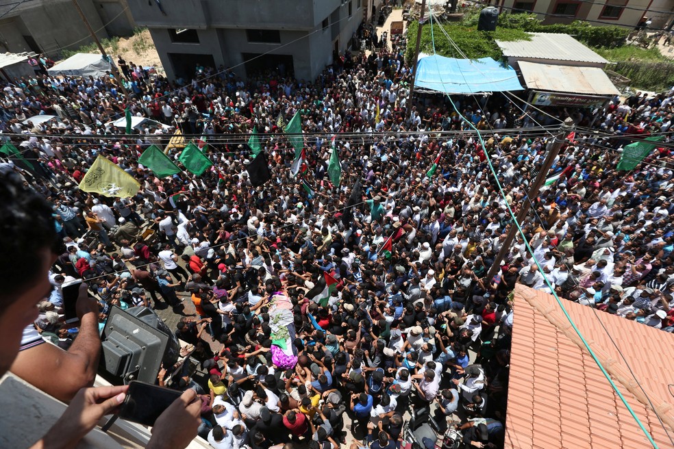 Multidão acompanha funeral de enfermeira (Foto: Mohammed Salem/Reuters)