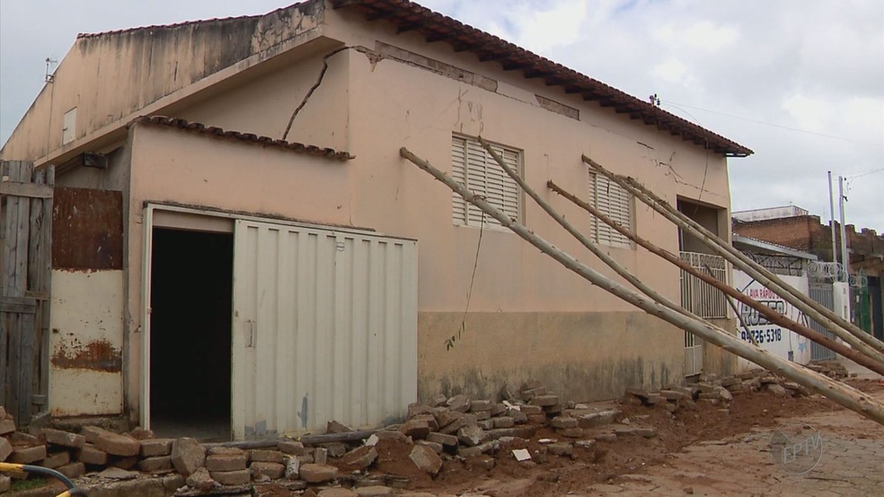 Uma das casas teve que ter a fachada escorada por conta do problema na tubulação de água (Foto: Reprodução / EPTV)