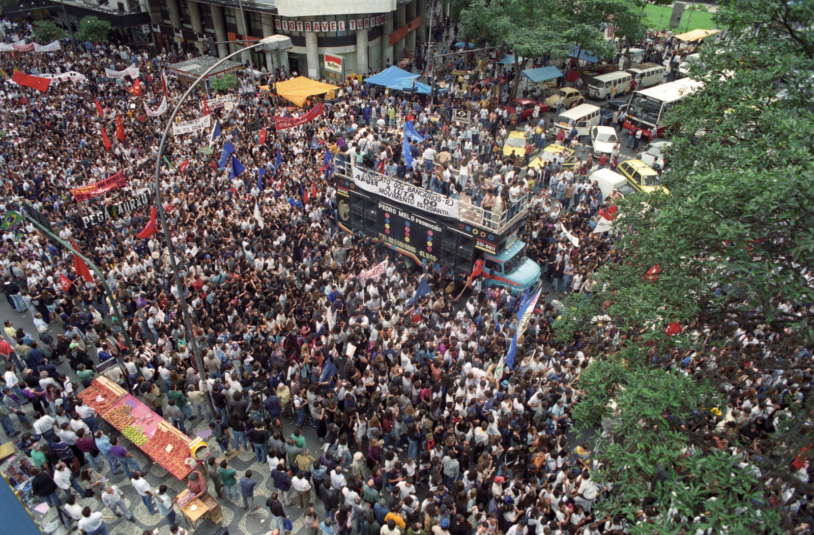 Protesto de estudantes contra Fernando Collor, em 1992 — Foto: Ivo Gonzalez/Agência O GLOBO