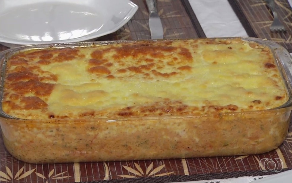 Dona de casa ensina como preparar torta de guariroba (Foto: Reprodução/TV Anhanguera)