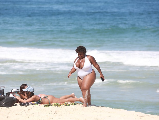 Anitta curte praia com Jojo Todynho  (Foto: Dilson Silva/AgNews)