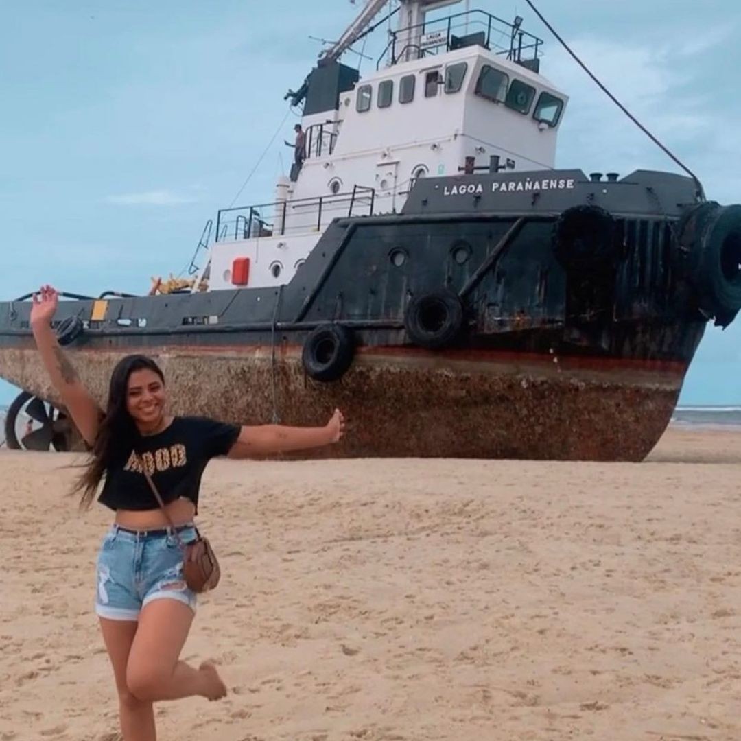 Embarcação 'Barra Hope' é removida após duas semanas encalhada na Barra do Ceará, em Fortaleza