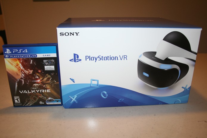 Comparação entre a caixa do VR e de um jogo do PS4 (Foto: Felipe Vinha)