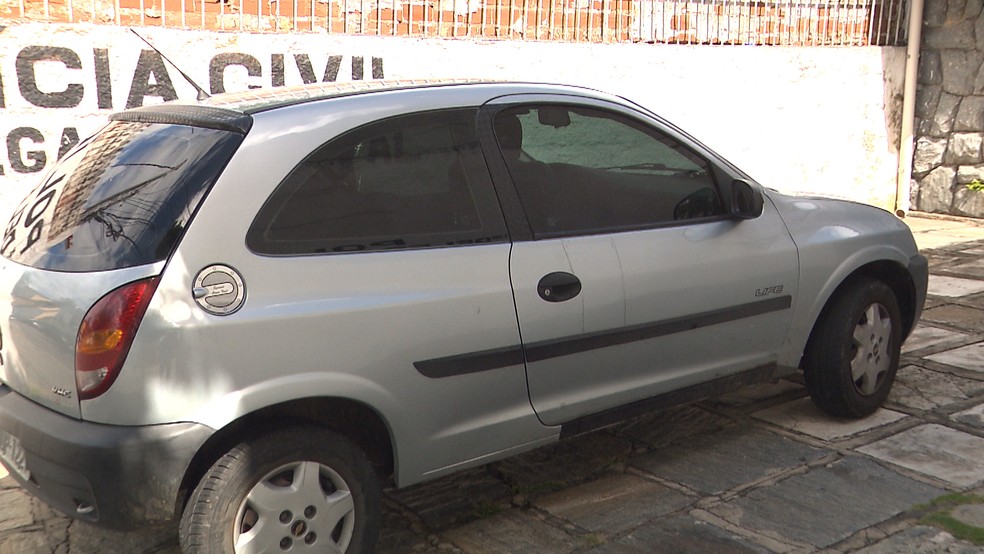 Suspeito de roubar mulheres em Campina Grande usava carro prata para ações criminosas.  — Foto: Reprodução/TV Paraíba