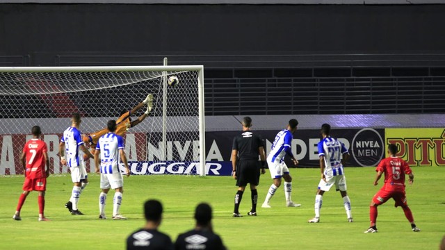 Cinelton acertou um chutaço no ângulo