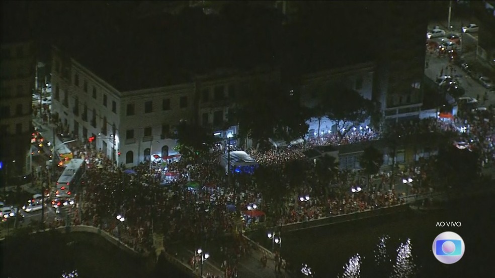 Em Recife (PE), apoiadores se reuniram para celebrar a vitória. — Foto: Reprodução/TV Globo