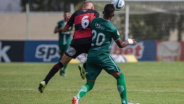 Juninho e Eugênio disputam a bola durante o jogo no Domingão